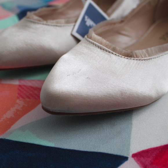 Rampage Pink Satin Pointed Flags - Picture 2 of 4